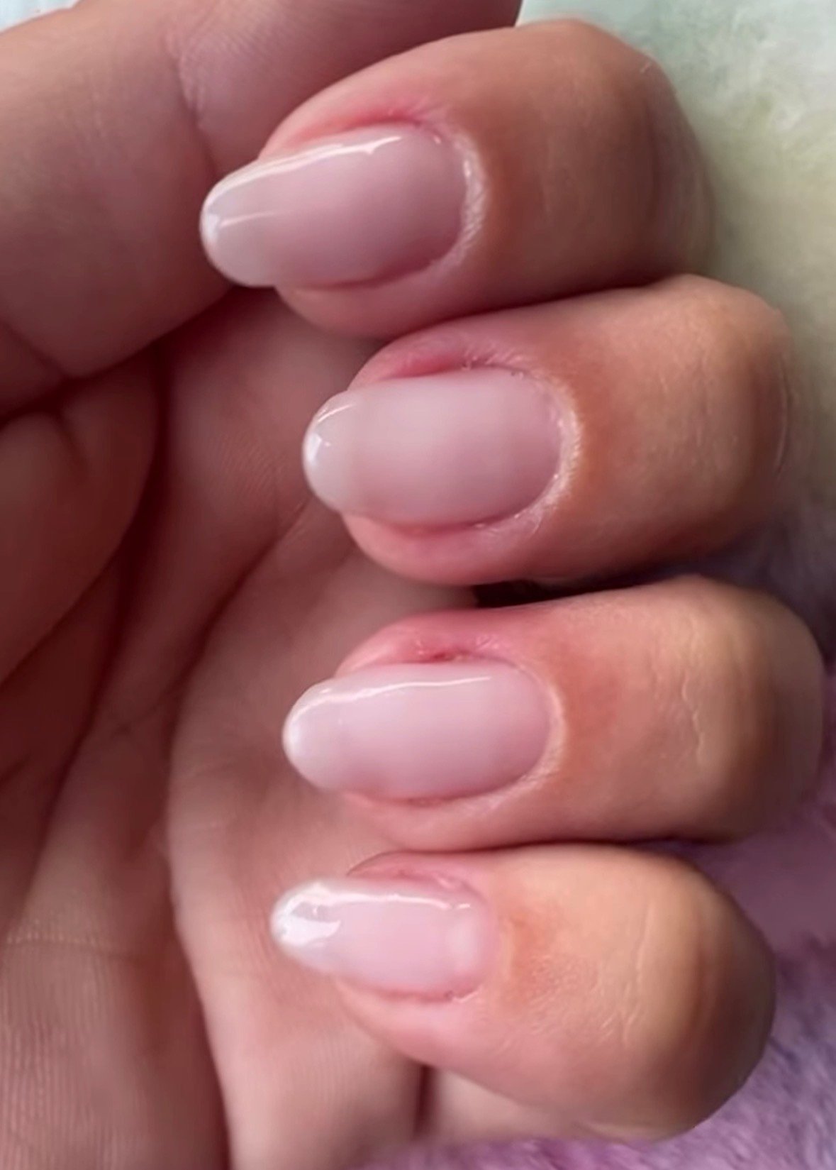 Unhas em tom rosa leitoso com acabamento natural